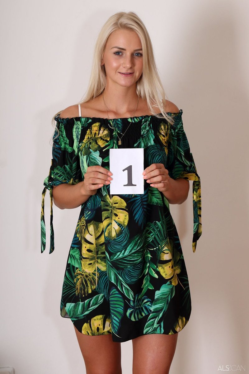 Александра, 24